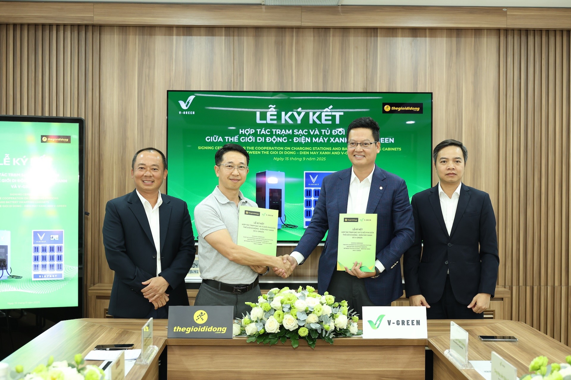V-Green hợp tác với Thế giới di động triển khai hơn 2.000 trạm sạc và tủ đổi pin xe điện trên toàn quốc