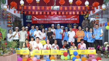 nhom thien nguyen trung quoc cung nguoi gia viet nam vui trung thu