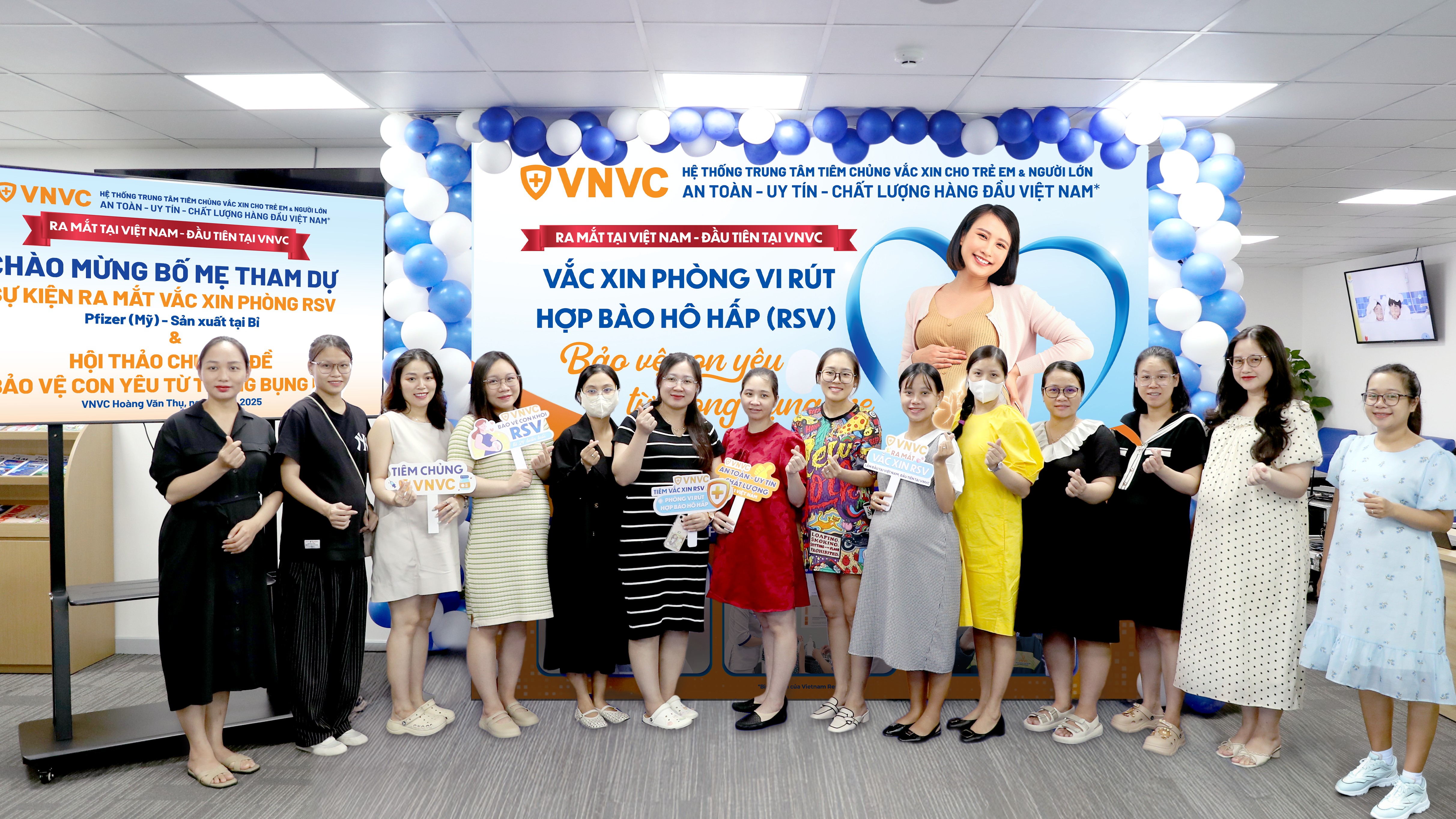 viet nam lan dau co vac xin phong virus hop bao ho hap rsv tiem cho me bau va nguoi cao tuoi