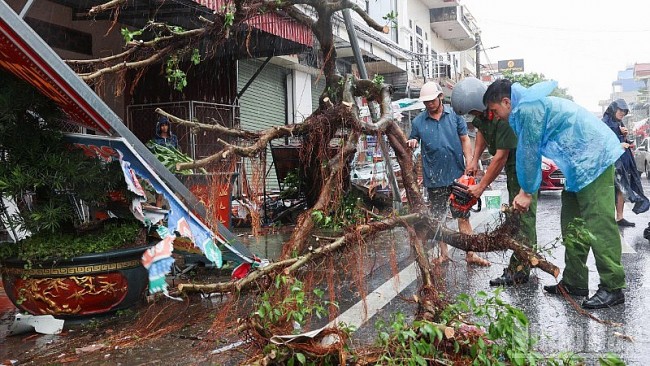 Thủ tướng chỉ đạo huy động mọi nguồn lực khắc phục hậu quả bão số 10