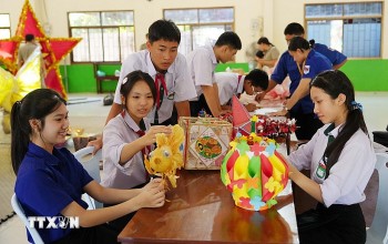Học sinh Trường song ngữ Lào - Việt Nam Nguyễn Du rộn ràng làm đèn lồng đón Trung Thu