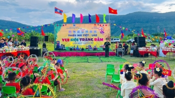 thieu nhi viet lao don trung thu tai bien gioi quang tri