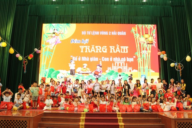 Vui Tết Trung thu “Bố ở Nhà giàn – Con ở nhà có bạn”