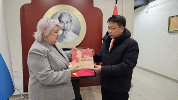 Trao tặng sách cho học sinh Saint Petersburg (Liên bang Nga)