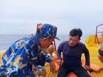 Nhà giàn DK1/9 hỗ trợ, cấp cứu ngư dân trong cơn nguy kịch