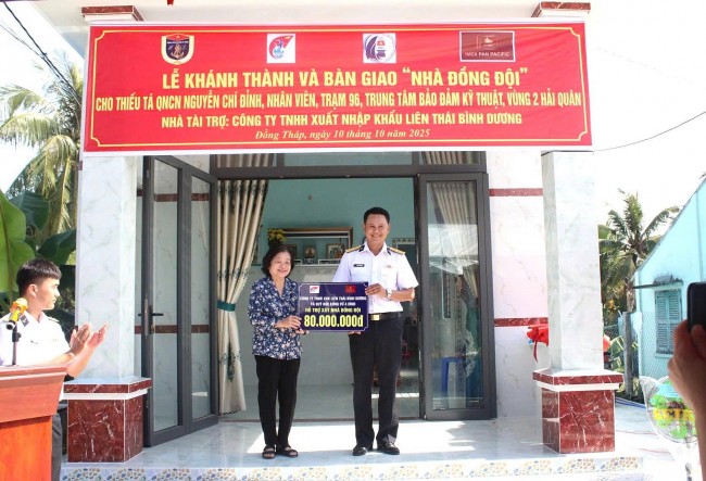 Trao Nhà đồng đội cho gia đình quân nhân có hoàn cảnh khó khăn