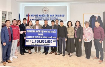 cong dong nguoi viet tai sec trao 15 ty dong ung ho ba con vung lu lut