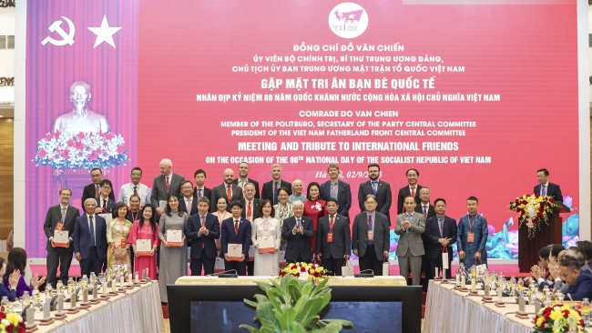 Lấy ý kiến nhân dân về việc đề nghị tặng thưởng Huân chương Lao động hạng Nhất cho Liên hiệp các tổ chức hữu nghị Việt Nam