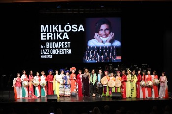 ao dai viet nam lan dau toa sang trong buoi hoa nhac quoc te tai budapest