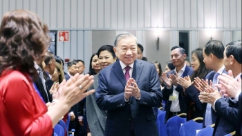 tong bi thu to lam gap go can bo dsq viet nam va cong dong nguoi viet tai bac au