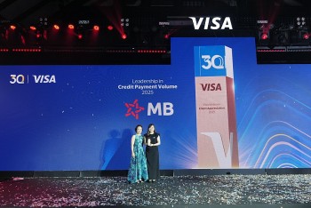 mb nhan bon giai thuong danh gia tu visa