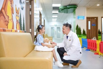 be trai 8 thang tuoi hoi sinh than ky nho trai tim nhan tao ecmo