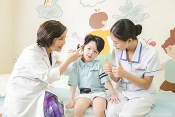 nu bac si mo ra co hoi song cho benh nhi mac benh hiem gap