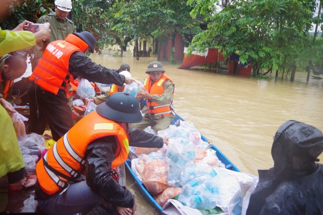 Bộ đội Hải quân tiếp tế lương thực, thực phẩm cho người dân vùng lũ