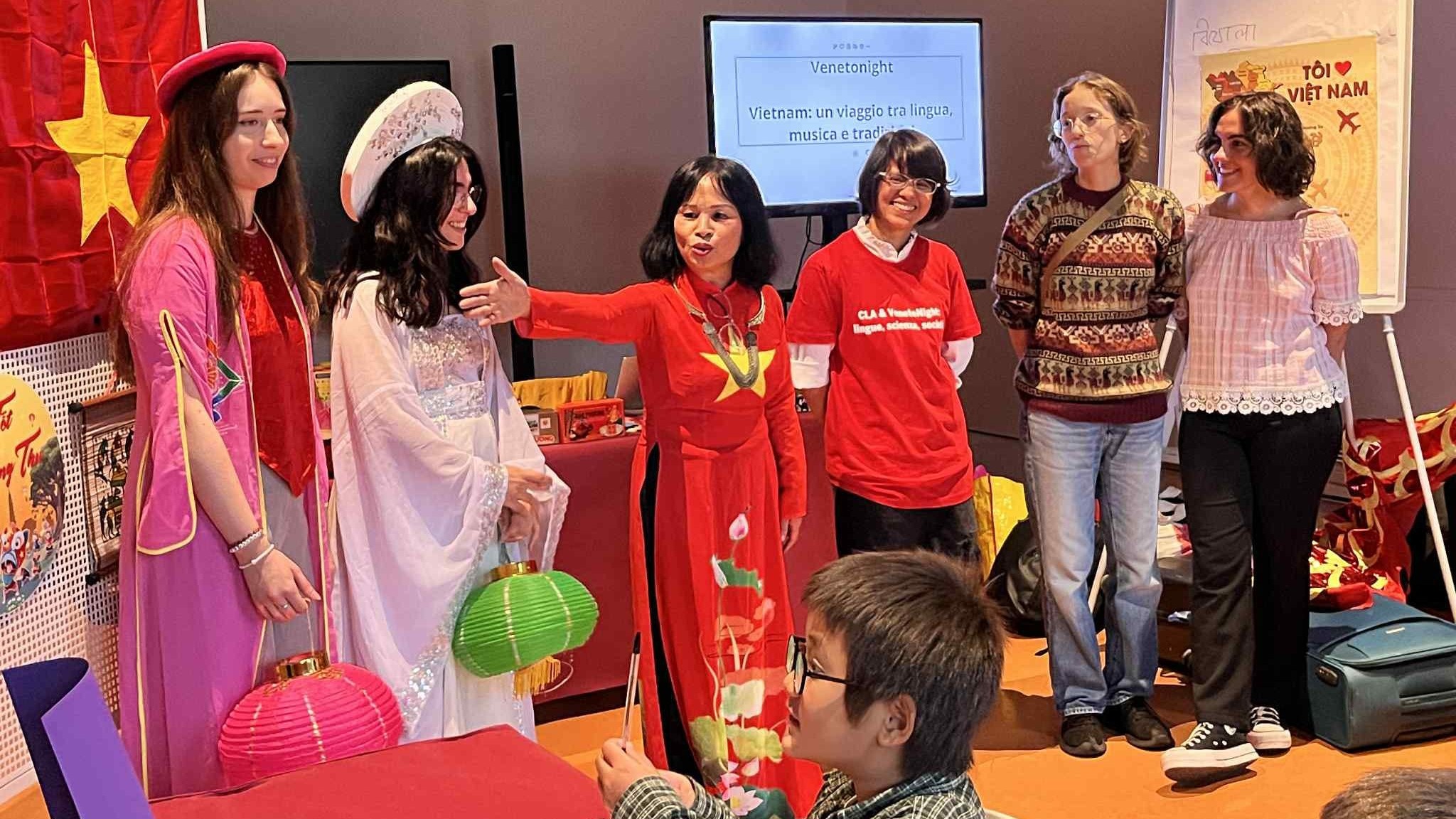 Giữ tiếng Việt bằng nhạc cụ và ẩm thực