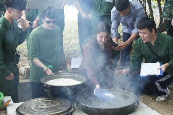 hoc sinh nga trai nghiem nau com bep hoang cam tiep luong tai dan tai dien bien