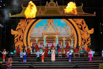 can tho khai mac le hoi ooc om boc dua ghe ngo 2025 ruc ro song trang bung sang di san