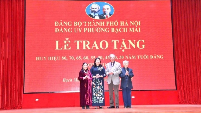 Phường Bạch Mai trao Huy hiệu Đảng tới 115 đảng viên