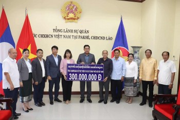 tinh champasak salavan lao trao tien ung ho cac tinh viet nam bi anh huong boi bao so 12