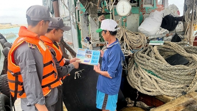 Chi đội Kiểm ngư số 4 đẩy mạnh tuyên truyền, hỗ trợ ngư dân phòng, chống khai thác IUU
