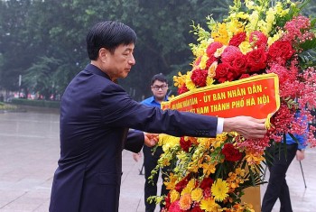 lanh dao thanh pho ha noi dang hoa ky niem 108 nam cach mang thang muoi nga