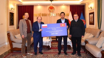 hoi huu nghi ba lan viet nam ho tro nhan dan mien trung viet nam khac phuc hau qua thien tai