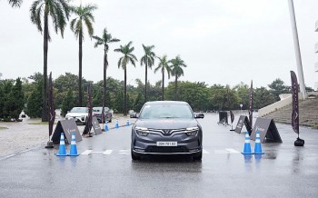 khach hang trai nghiem thuc te vinfast vf 8 noi that dep trai nghiem lai thu vi nhieu dieu chang bao gio co o xe xang