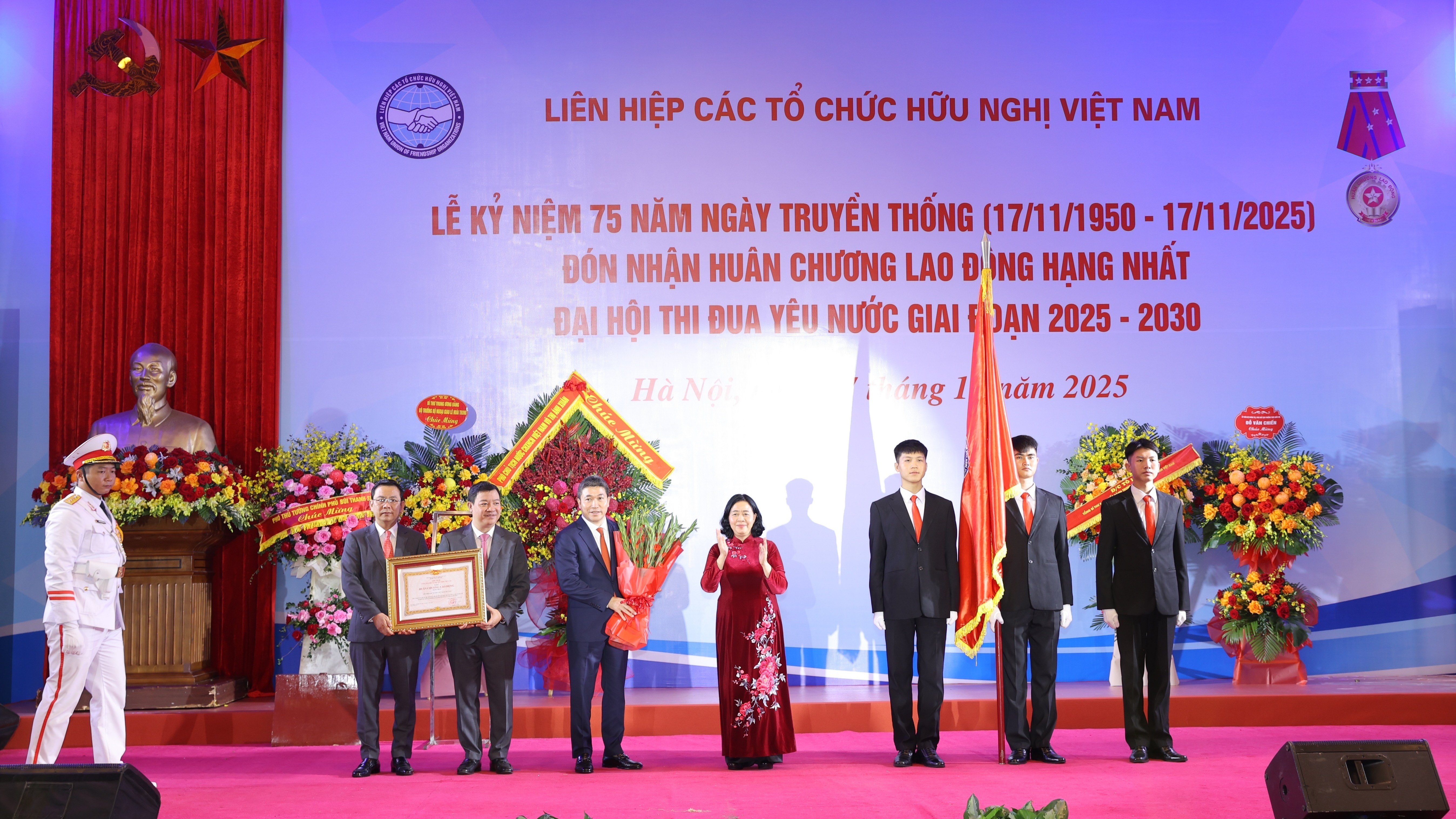 [Live] Lễ kỷ niệm 75 năm Ngày Truyền thống, đón nhận Huân chương Lao động hạng Nhất và phát động Đại hội Thi đua yêu nước của Liên hiệp các tổ chức hữu nghị Việt Nam
