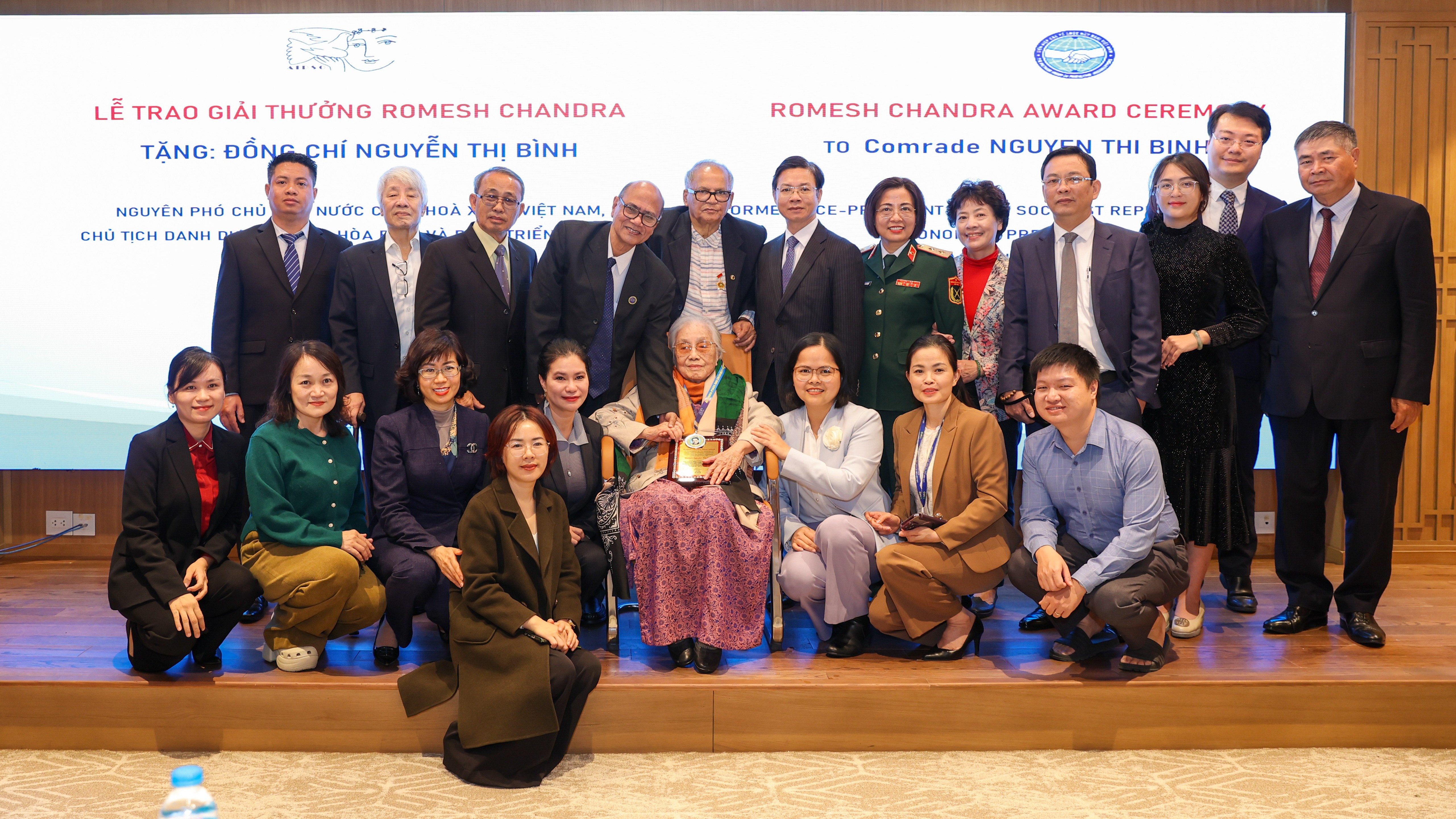 Trao Giải thưởng Hòa bình Romesh Chandra cho bà Nguyễn Thị Bình và ông Uông Chu Lưu