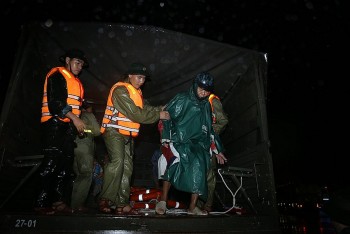 bo quoc phong chi dao khan cap ung pho mua lu dien rong o trung bo