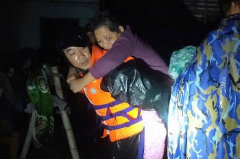 hon 300 chien si hai quan co dong giup nhan dan ngay trong dem