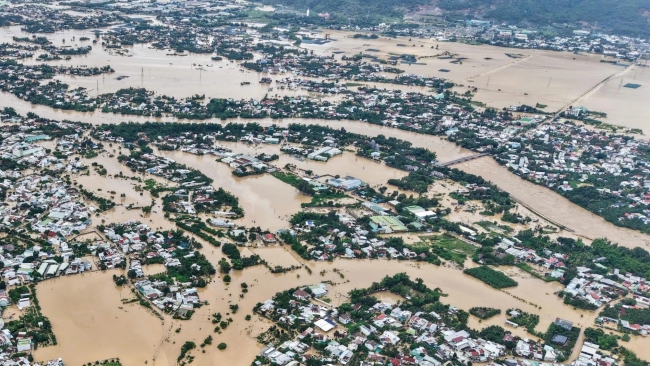 Thủ tướng họp khẩn từ Algeria, chỉ đạo huy động tổng lực cứu nhân dân vùng mưa lũ miền Trung