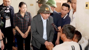 Thường trực Ban Bí thư Trần Cẩm Tú thăm nhân dân vùng lũ Khánh Hòa