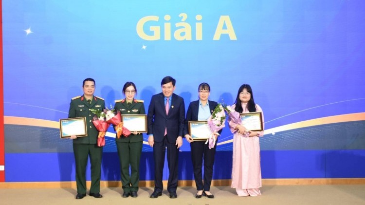 Trao giải cuộc thi viết “Vòng tay Công đoàn” lần thứ V