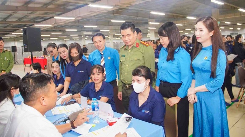 Chăm lo sức khỏe và nâng cao nhận thức pháp luật cho người lao động