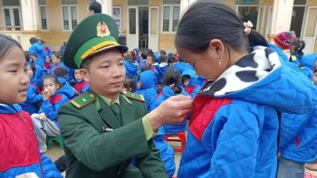 anh don bien phong na ngoi trao 484 suat qua cho hoc sinh va ho dan truoc mua gia ret