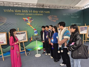 trien lam anh ve dep viet nam ket noi tinh than ai nhan dan viet nam lao trung quoc