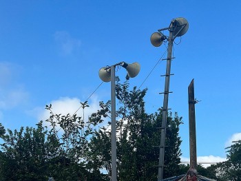 mo hinh loa truyen thanh den tung noc nha o muong toong