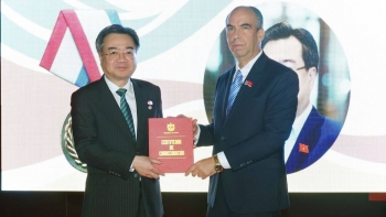 nha nuoc cuba trao tang huan chuong huu nghi cho ong nguyen thanh nghi