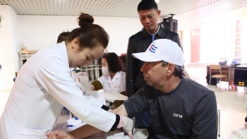 Hơn 40 công dân Cuba tại Việt Nam tham gia hiến máu tình nguyện