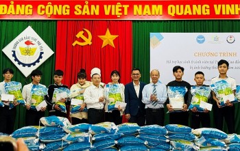 covhoa ky ho tro hoc sinh bi anh huong boi bao lu tai dak lak