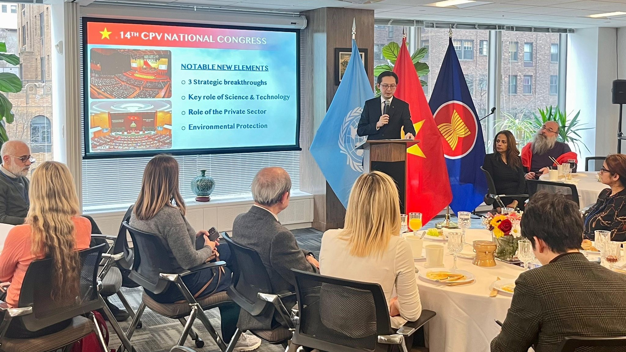 Các cơ quan đại diện Việt Nam ở nước ngoài thông tin về Đại hội XIV tới báo chí, bạn bè quốc tế