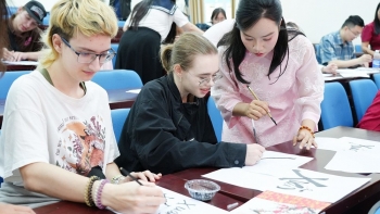 sinh vien quoc te don tet viet