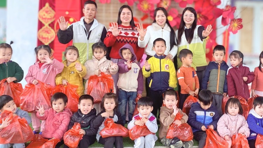 GNI trao 388 đôi giày cho học sinh vùng khó khăn tại Tuyên Quang