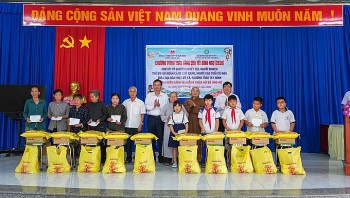 tay ninh trao 500 phan qua tet cho nguoi ngheo nguoi khuyet tat va tre em vung bien