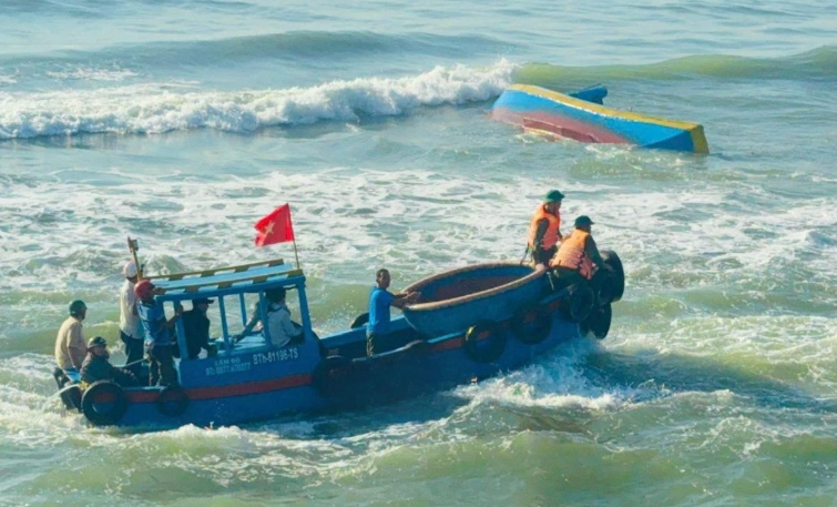 tau ca bi song danh chim tai cua bien la gi 15 thuyen vien duoc cuu an toan