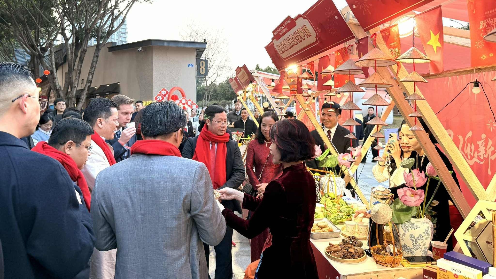 Ẩm thực Việt Nam tạo dấu ấn tại Hội chợ quốc tế mùa Xuân Trùng Khánh