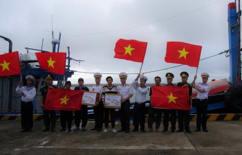 dao truong sa trao qua tet cho ngu dan tau ca gia lai