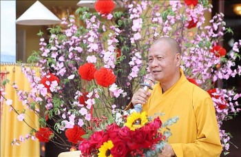 chuong trinh trao qua tet yeu thuong tai chua phat tich thu do vientiane