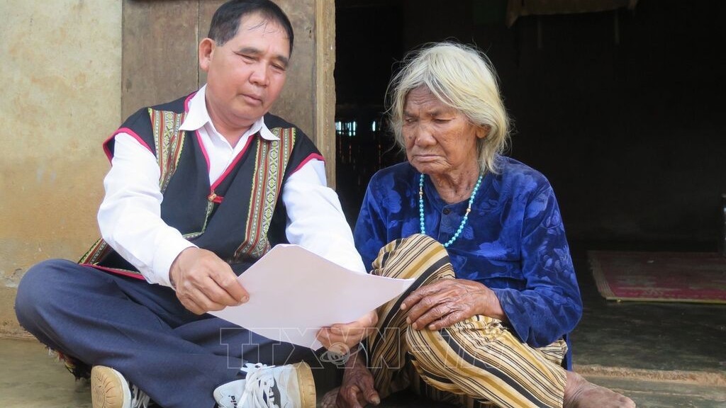 Đưa thông tin bầu cử đến từng buôn làng, xứ đạo, vùng biên giới